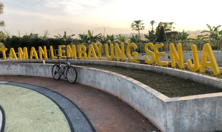 Taman Lembayung Senja – Spot Tenang yang Punya Nuansa Ikonik
